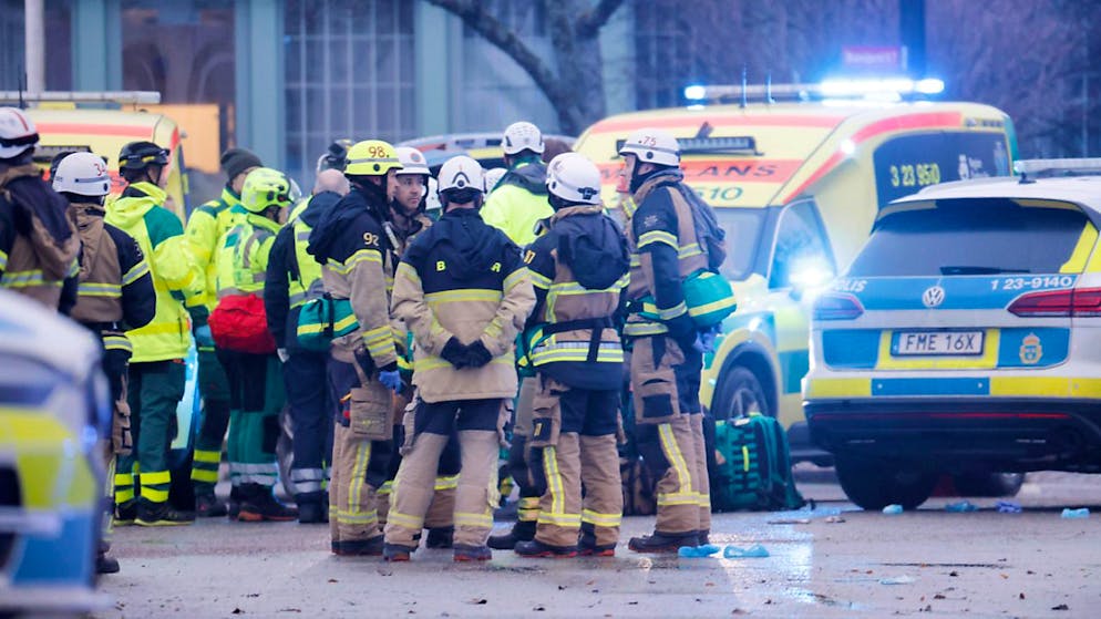 dpatopbilder - Rettungskräfte arbeiten vor der Risbergska-Schule in Örebro. Foto: Kicki Nilsson/TT News Agency/AP/dpa