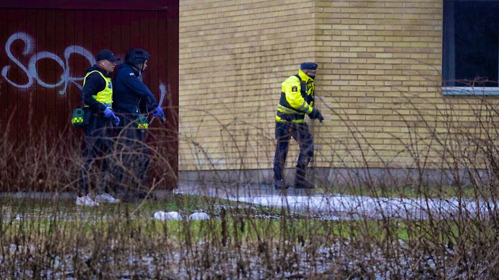 dpatopbilder - Police stand at the scene of an incident at Risbergska School. Photo: Kicki Nilsson/TT News Agency/AP/dpa