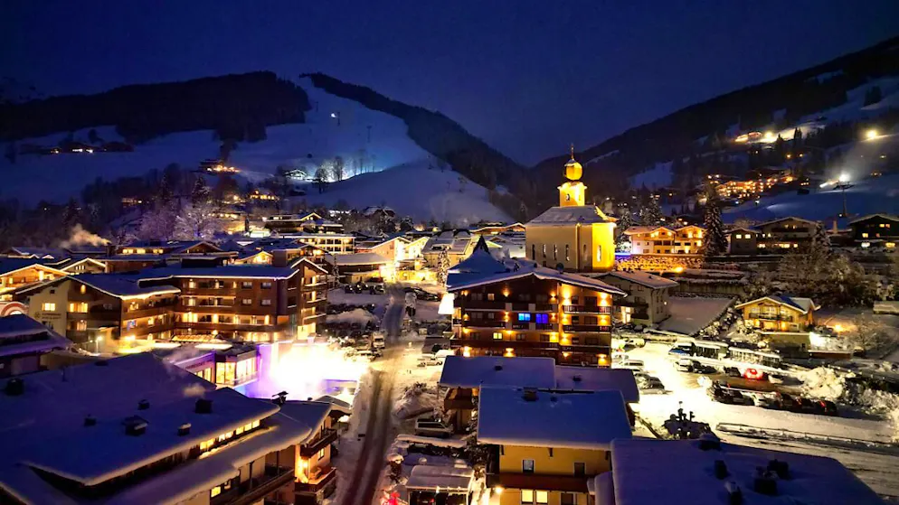 Zahlen und Fakten zur WM 2025 in Österreich - Gallery. Der Blick über das abendliche Saalbach