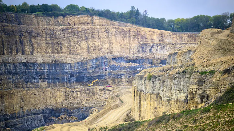 Exploitée par Holcim, la colline du Mormont doit être protégée par la Loi et non pas dans la Constitution vaudoise (archives).