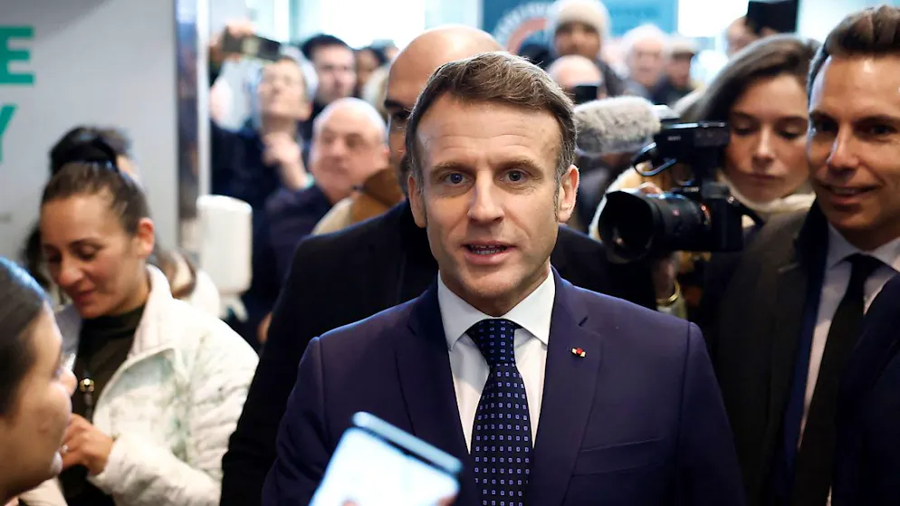 Macron era in visita a un centro oncologico.