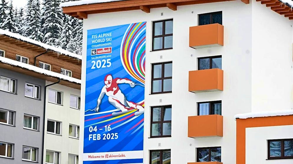 Facts and figures about the 2025 World Championships in Austria - Gallery. A large logo of the 2025 World Ski Championships on a house