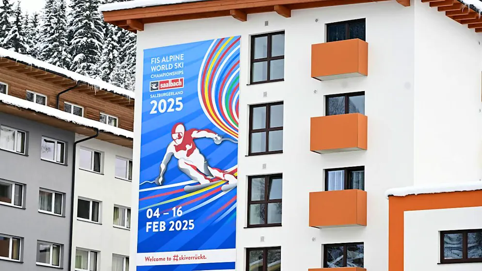 Zahlen und Fakten zur WM 2025 in Österreich - Gallery. Ein grosses Logo der Ski-WM 2025 an eine Haus