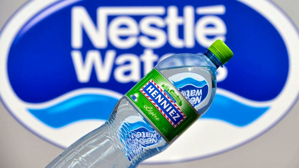 Début 2024, Nestlé Waters avait reconnu avoir eu recours à des systèmes interdits de microfiltration pour maintenir la «sécurité alimentaire» de ses eaux minérales (Photo d'illustration).