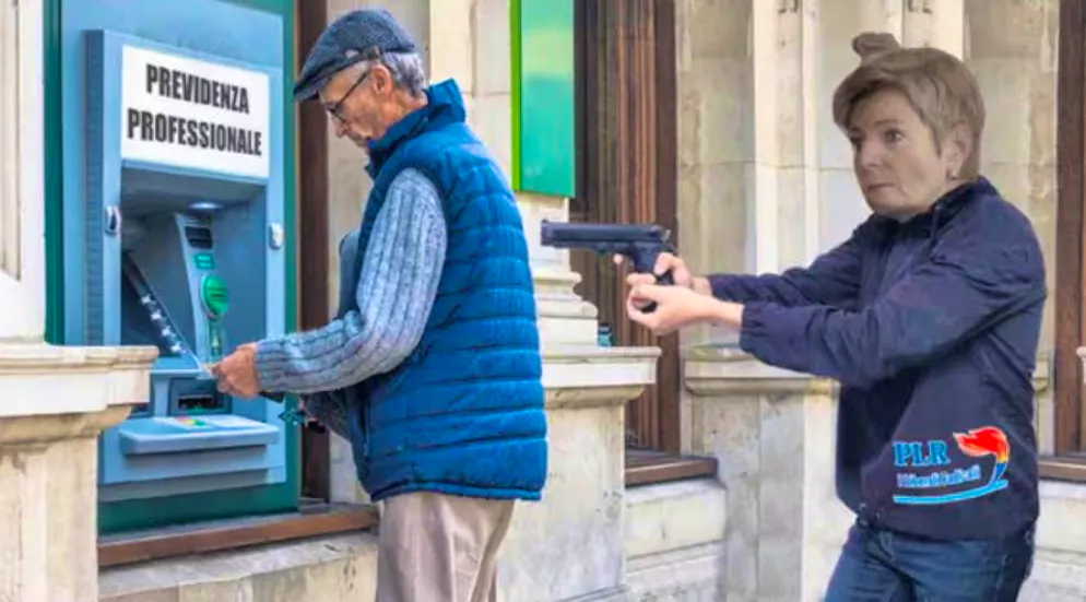 Karin Keller-Sutter è stata ritratta come una rapinatrice di banche su «Il Mattino della Domenica».