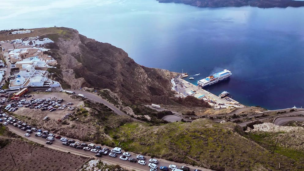 Les résidents et visiteurs de Santorin quittent l'île en raison de la forte activité sismique de ces derniers jours.