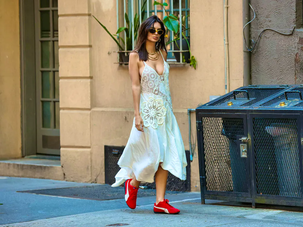 Model Emily Ratajkowski likes to wear it: the red Speedcat from Puma, which is all the rage at the moment.