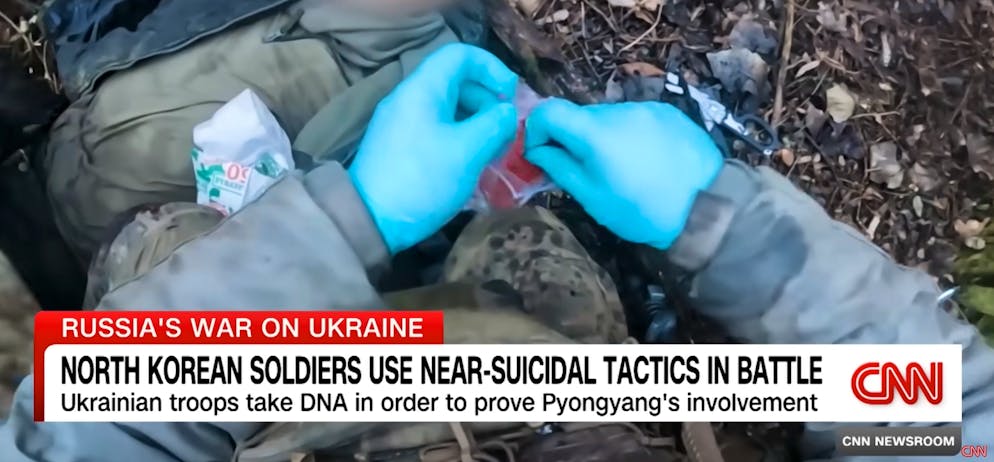 Ein ukrainischer Soldat filmt sich dabei, wie er einem Gefallenen Speichel- und Haarprobe entnimmt und beides in einem Plastiksäckchen versorgt, in dem auch der Pass des Verstorbenen steckt.