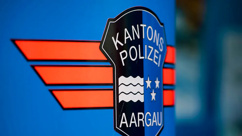 Die Kantonspolizei Aargau sucht einen Einbrecher, der mit einem "waghalsigen Fluchtmanöver" entkommen ist. (Symbolbild)