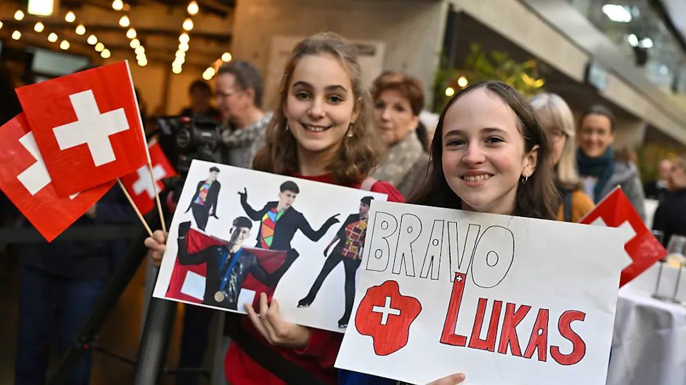 «Es freut mich, dass ich etwas bewegen konnte» - Gallery. Jugendliche Fans freuen sich auf dem Empfang
