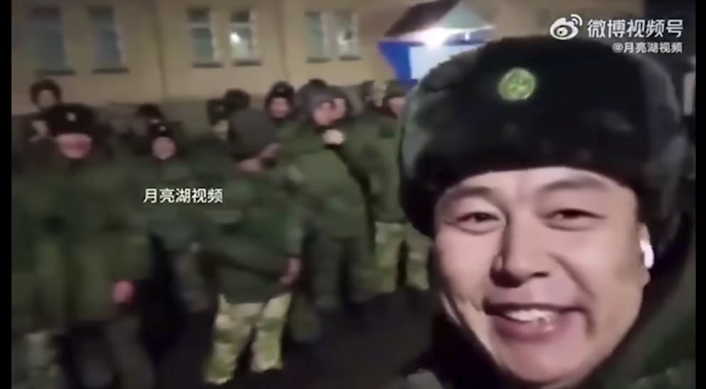 Ein zweiter Chinese, der einen Vertrag mit der russischen Armee unterschreiben hat, ist der Mann vorne rechts.
