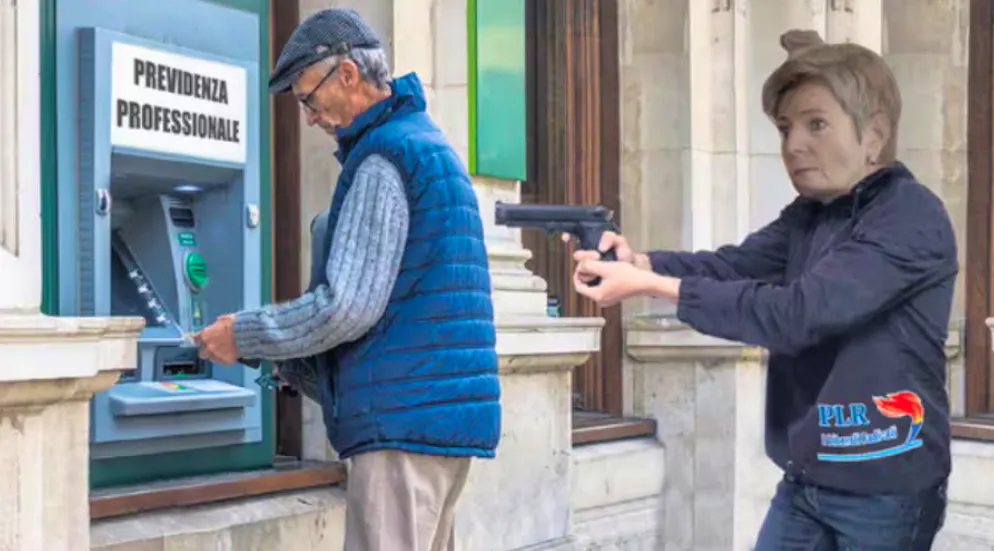 Karin Keller-Sutter wird in einer Wochenzeitung als Bankräuberin dargestellt.