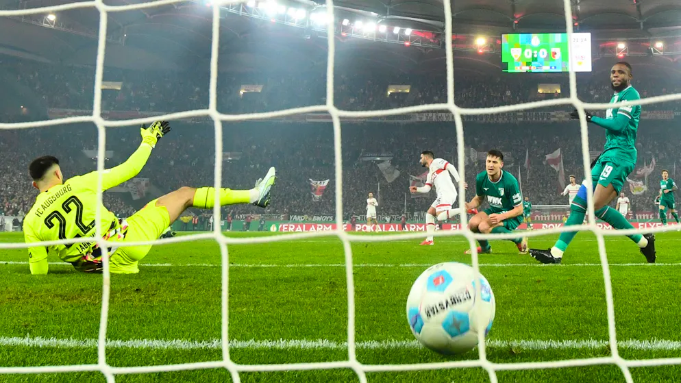 VfB Stuttgart bezwingt Augsburg und steht im Halbfinale - Gallery. Der FC Augsburg kann das 1:0 durch Deniz Undav nicht verhindern.