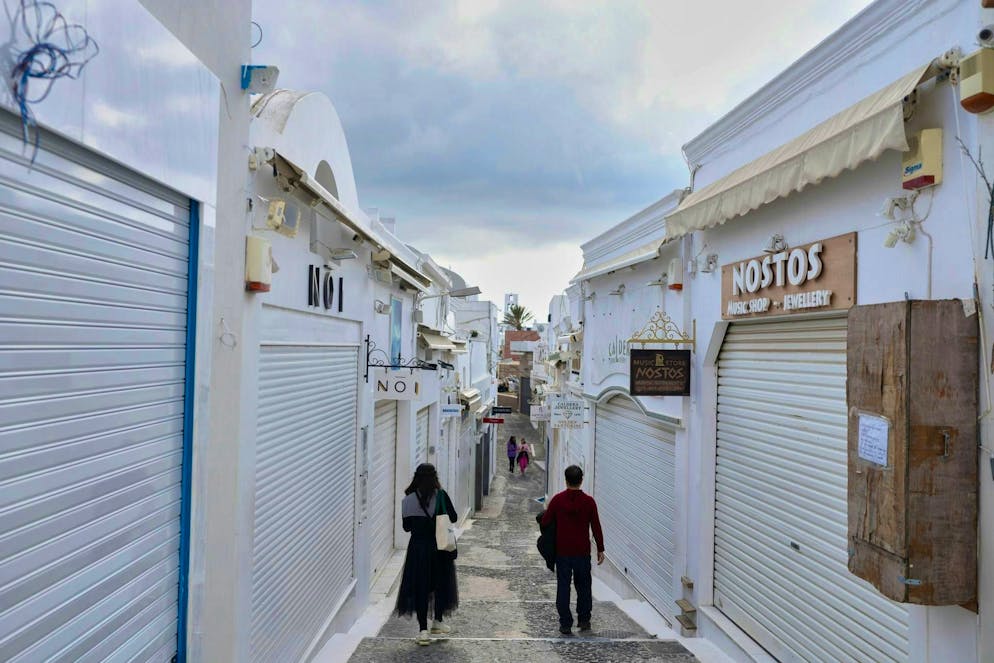 Stores closed, streets almost deserted: Santorini in fear.