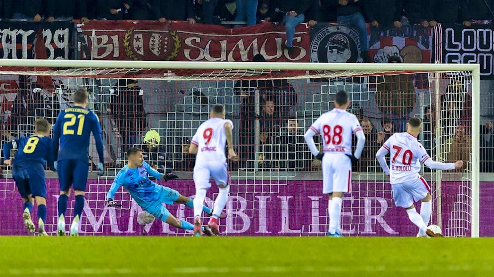 Benjamin Kololli scores with the first penalty to make it 2-2