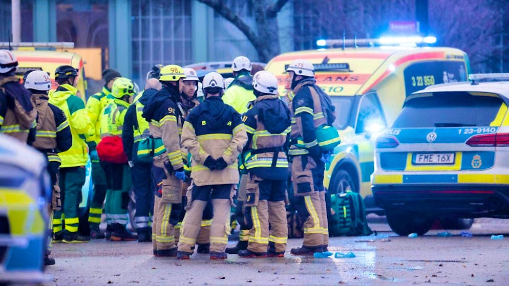 dpatopbilder - Rescue workers work in front of Risbergska School in Örebro. Photo: Kicki Nilsson/TT News Agency/AP/dpa