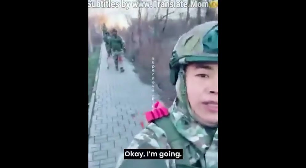 Ein Chinese im Dienst der russischen Armee: Im Hintergrund sind zwei schwarze Soldaten zu sehen.