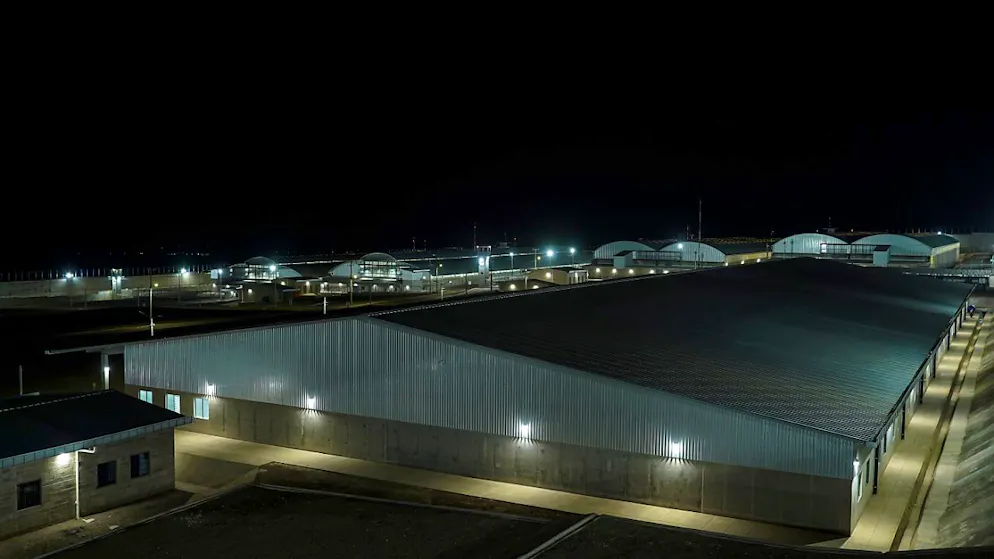 ARCHIV - Das neue Mega-Gefängnis in El Salvador (Archivbild). Foto: Camilo Freedman/dpa