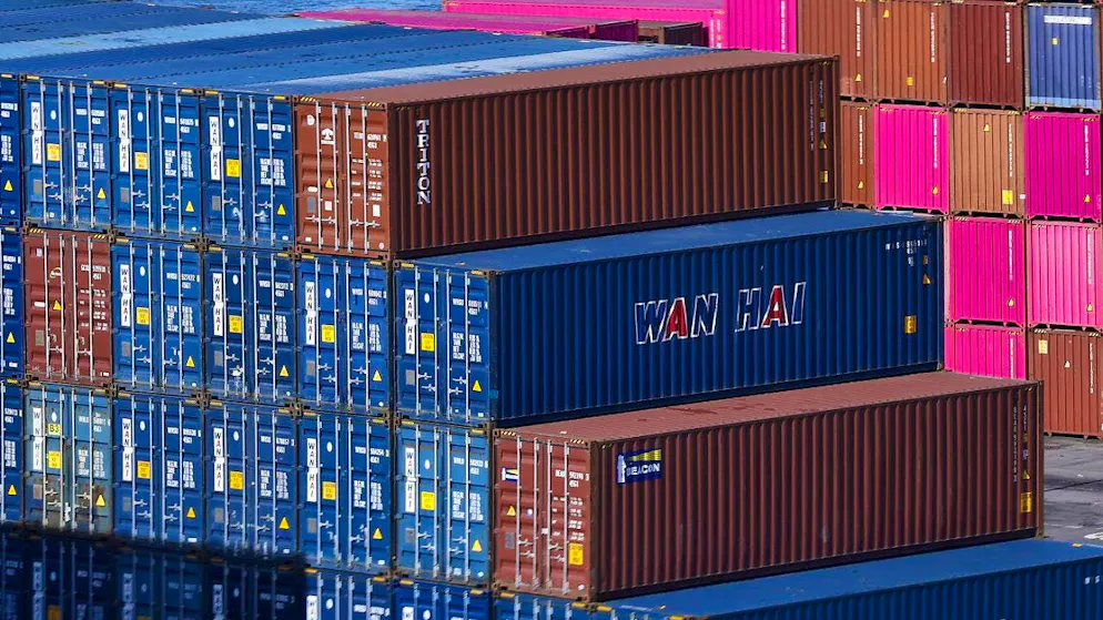 US President Donald Trump's punitive tariffs against Canada, Mexico and China threaten to cause major damage to the US economy. US exports could shrink by around a fifth if countermeasures are taken. (symbolic image)