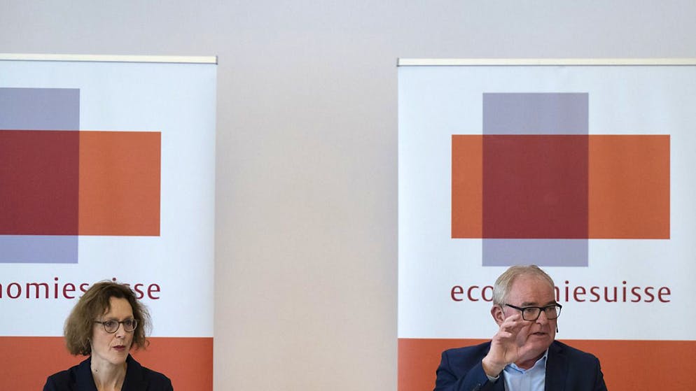 Die Spitze des Wirtschaftsdachverbands Economiesuisse - Geschäftsleiterin Monika Rühl (links) und Präsident Christoph Mäder -  warnt vor einer Überregulierung der UBS. Nach dem parlamentarischen Untersuchungsbericht zur CS-Notfusion brauche es Schritte mit "Augenmass".
