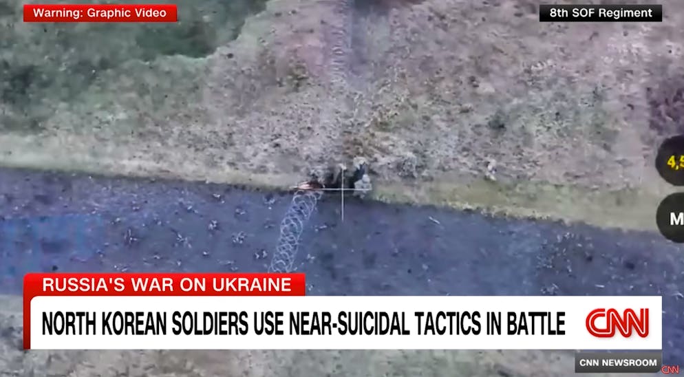 Eine ukrainische Drohne filmt, die Angehörige des 8. Regiments der ukrainischen Spezialkräfte in Kursk einen der zwei Nordkoreaner bergen, die bisher gefangen wurden.