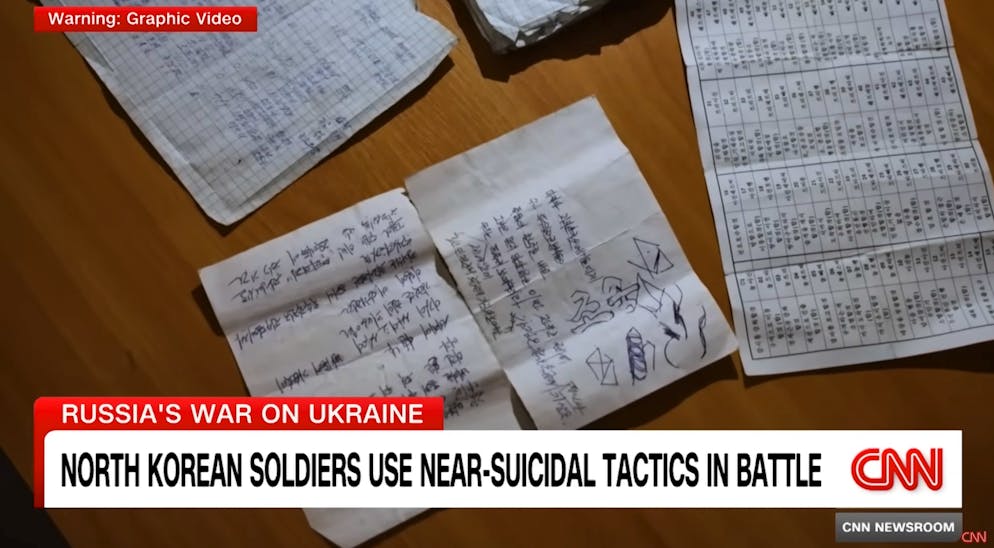 Notizen angeblich von Nordkoreanern, die die ukrainische Seite präsentiert.