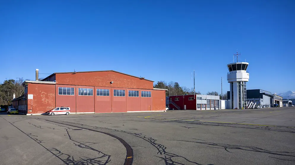 Zu gross für Hangar: Bundesratsjet statt in Belp BE in Payerne VD - Gallery. An dieser Stelle soll in rund zwei Jahren ein neuer Hangar stehen, der gross genug ist für den neuen Bundesratsjet.