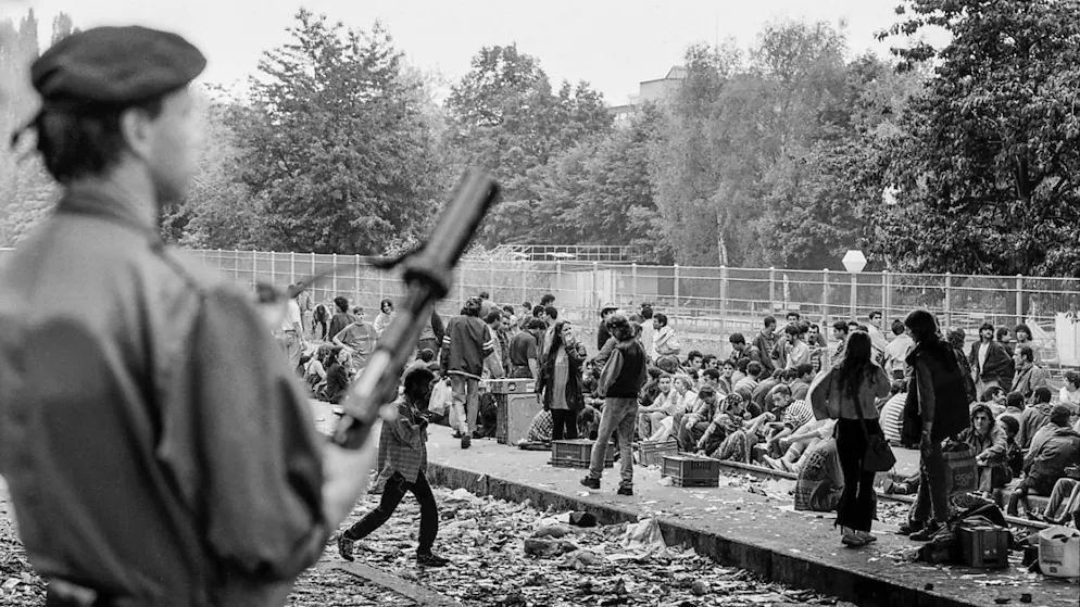 Die Stadt Zürich liess die offene Drogenszene auf dem Lettenareal 1995 räumen. Im Bild eine Grossrazzia im Sommer 1994. (Archivbild)