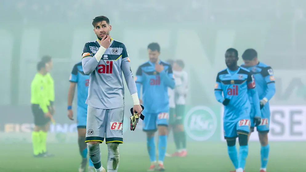 Luganos Goalie Amir Saipi verlässt enttäuscht das Feld
