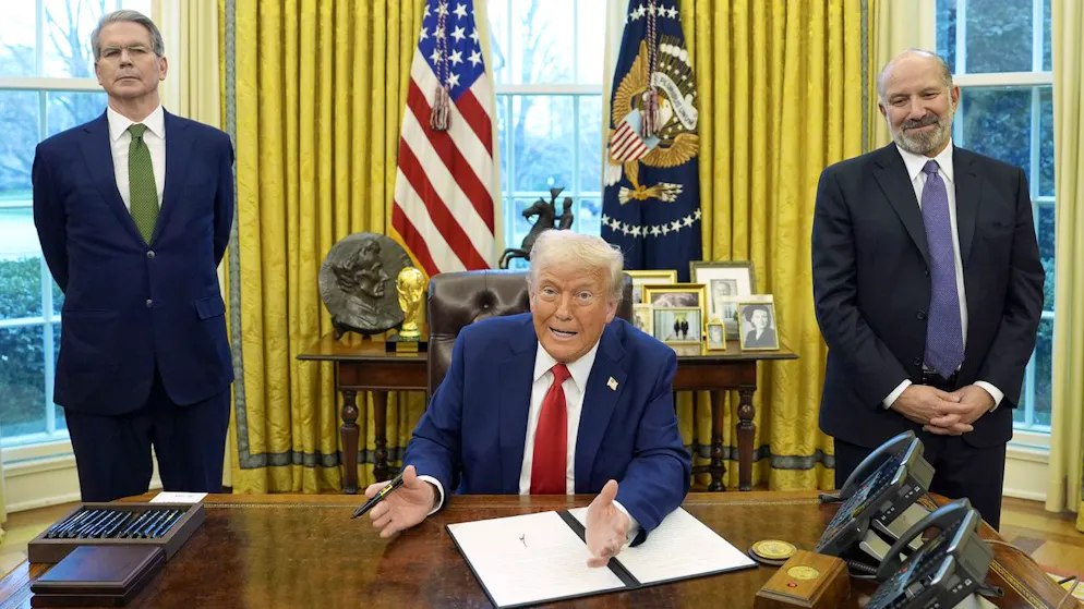 Donald Trump unterschreibt eine Exekutivanordnung im Weissen Haus.