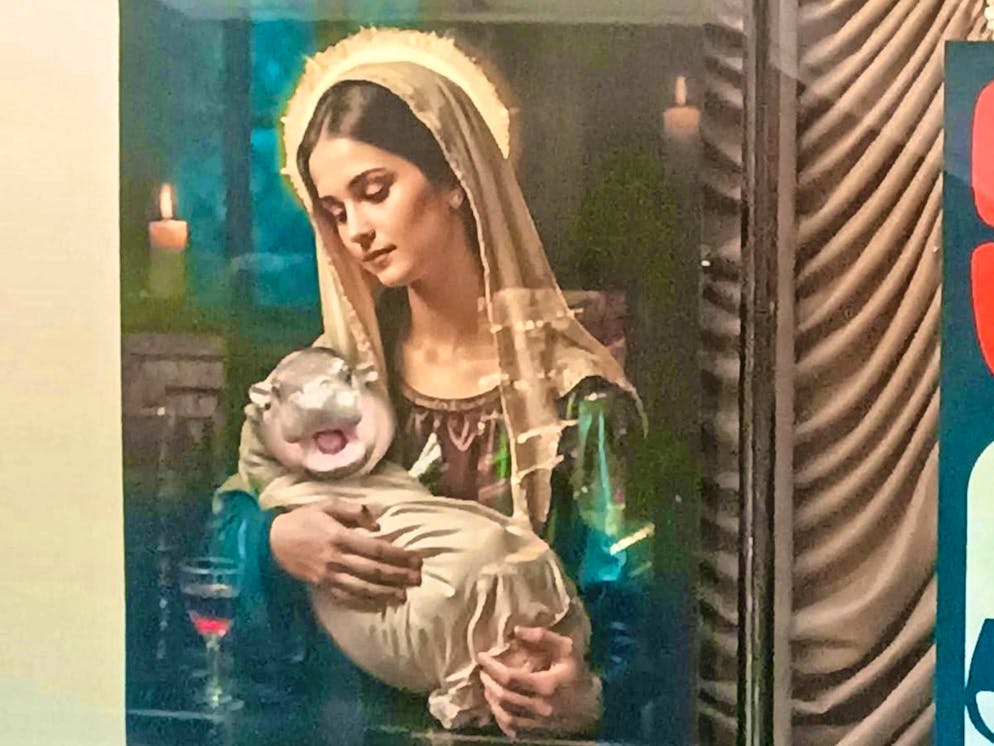 A hippo girl as a box office hit: the Moo Deng phenomenon - Gallery. Bizarre euphoria: Mary with the hippo child - pictures like this can currently be seen in shop windows.