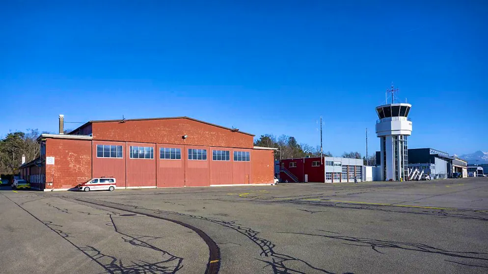 Too big for hangar: Federal Council jet in Payerne VD instead of Belp BE - Gallery. In around two years' time, a new hangar large enough for the new Federal Council jet will be built on this site.