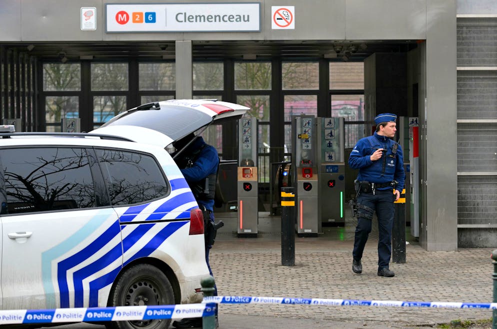 La police belge sécurise la zone à l'extérieur de la station de métro Clemenceau après une fusillade, à Bruxelles le 5 février 2025. 