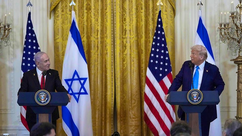 dpatopbilder - US President Donald Trump (r) and Israeli Prime Minister Benjamin Netanyahu speak during a press conference in the East Room of the White House. Photo: Alex Brandon/AP/dpa