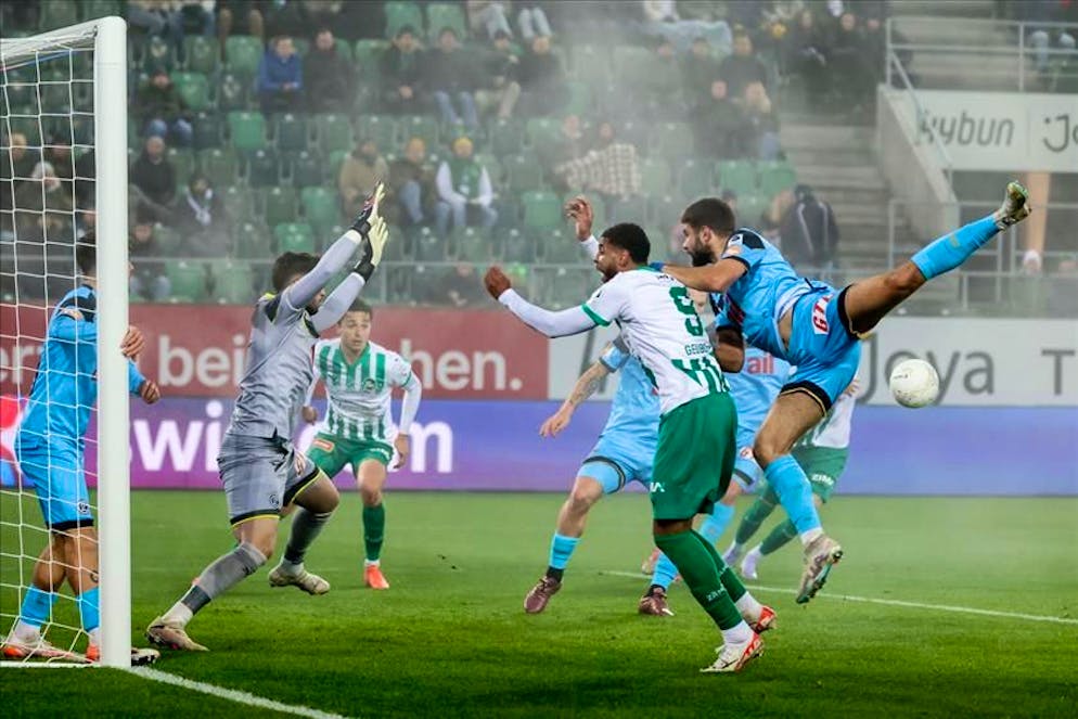 Il Lugano è incappato nel primo ko del 2025, battuto 2-1 al Kybunpark dal San Gallo.