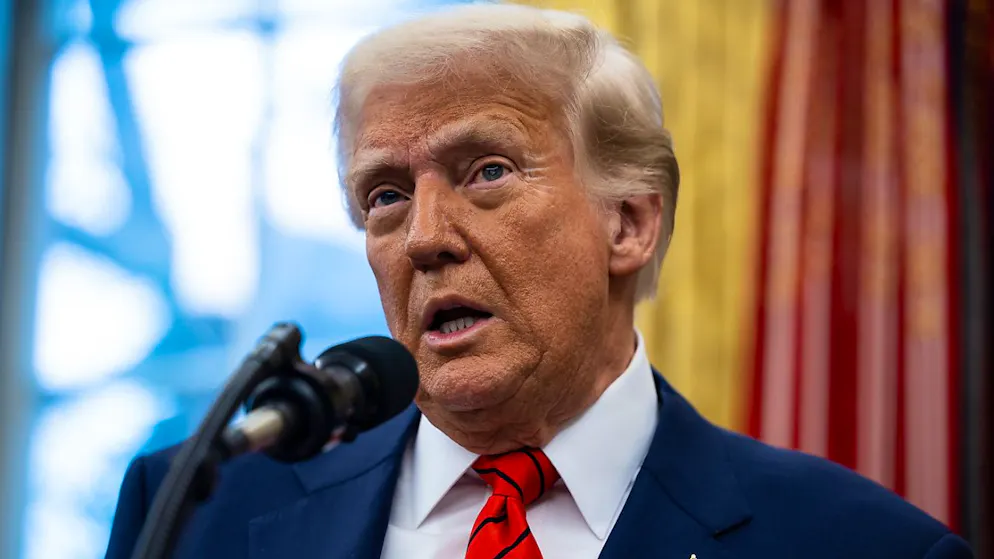Dans la foulée de son investiture le 20 janvier, Donald Trump avait signé un décret revenant sur le droit du sol, un principe consacré par le 14e amendement de la Constitution américaine et appliqué depuis plus de 150 ans aux Etats-Unis.