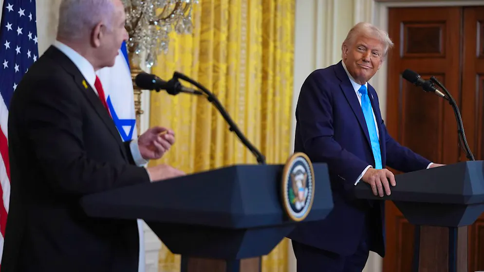 US-Präsident Donald Trump (r) und der israelische Ministerpräsident Benjamin Netanjahu sprechen während einer Pressekonferenz im East Room des Weißen Hauses. Foto: Evan Vucci/AP/dpa