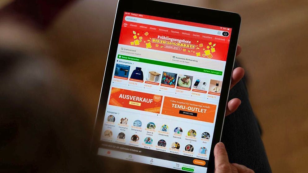 Majority of young Swiss people shop online in Asia (symbolic image)