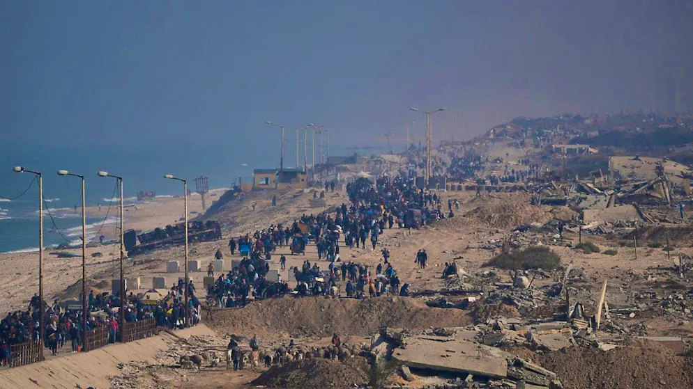 Displaced Palestinians walk on a street in the center of the Gaza Strip to return to their homes in the northern Gaza Strip after the ceasefire agreement between Israel and Hamas. Photo: Abdel Kareem Hana/AP/dpa