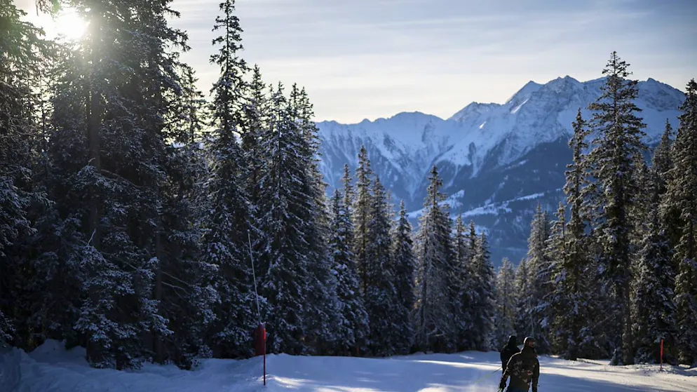 Wintersportler geniessen Wetter und Schnee am 4. Januar 2025 in Flims GR. Dank reichlich Neuschnee können die Bergbahnen auf eine sehr gute erste Hälfte der Wintersaison 2024/2025 zurückblicken.(Archivbild)