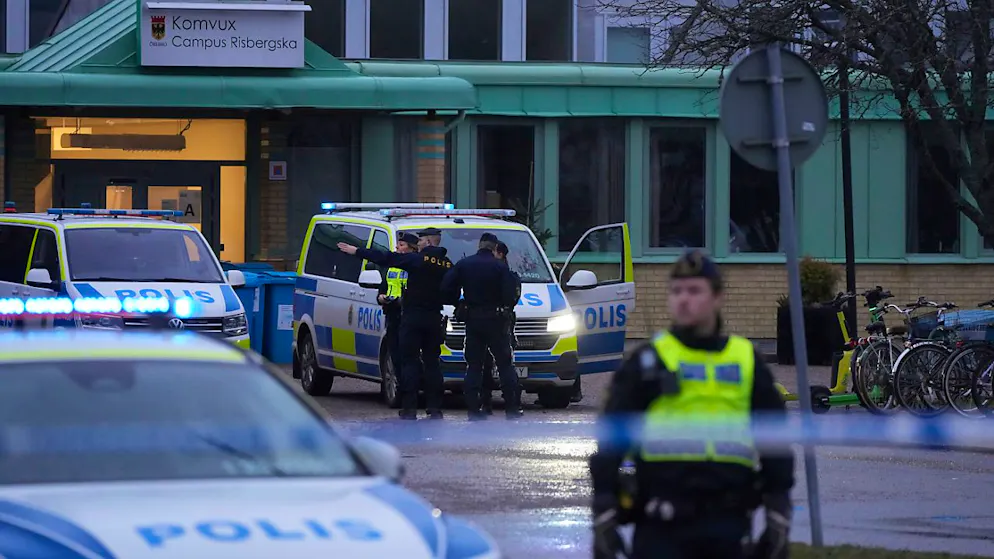 Polizeibeamte stehen am Campus Risbergska am Rande von Örebro Wache. Bei Schüssen an dem Bildungszentrum in Schweden am Vortag sind nach jüngsten Polizeiangaben elf Menschen gestorben. Foto: Sergei Grits/AP/dpa