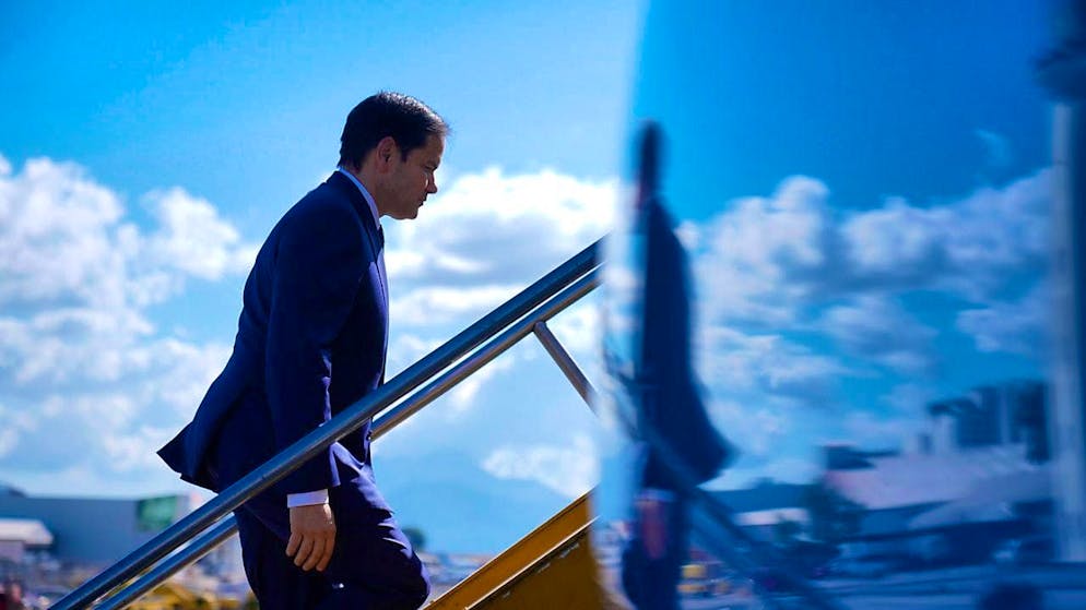 dpatopbilder - Foreign Minister Marco Rubio boards a plane at La Aurora International Airport in Guatemala City. Photo: Mark Schiefelbein/Pool AP/AP/dpa