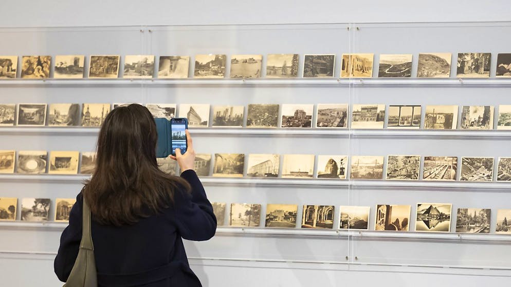 Le Centre Paul Klee de Berne sur les traces de Le Corbusier - Gallery. L'artiste chaux-de-fonnier disposait à sa mort en 1965 d'une collection de 2300 cartes postales. Représentant des sites historiques, des bâtiments ou des scènes folkloriques, ces dernières étaient une source d'inspiration importante pour Le Corbusier.