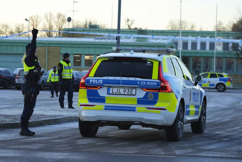 Des policiers montent la garde près de la scène d'une fusillade dans un centre de formation pour adultes à la périphérie d'Orebro, en Suède, le jeudi 6 février 2025. (AP Photo/Sergei Grits)