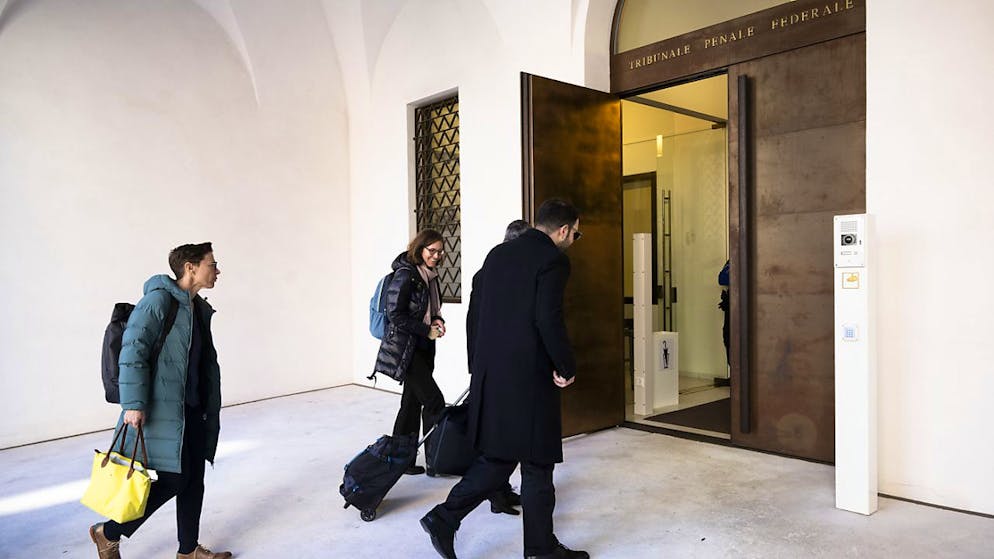 Le procureur de la Confédération et son équipe arrivent au Tribunal pénal fédéral lors de la lecture du verdict dans l'affaire de l'assassinat du diplomate égyptien en 1995. (archives)