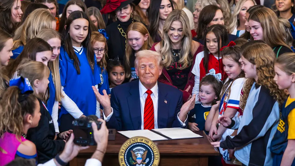 Le décret a été signé à la Maison-Blanche par le Donald Trump, entouré de jeunes filles, mercredi.