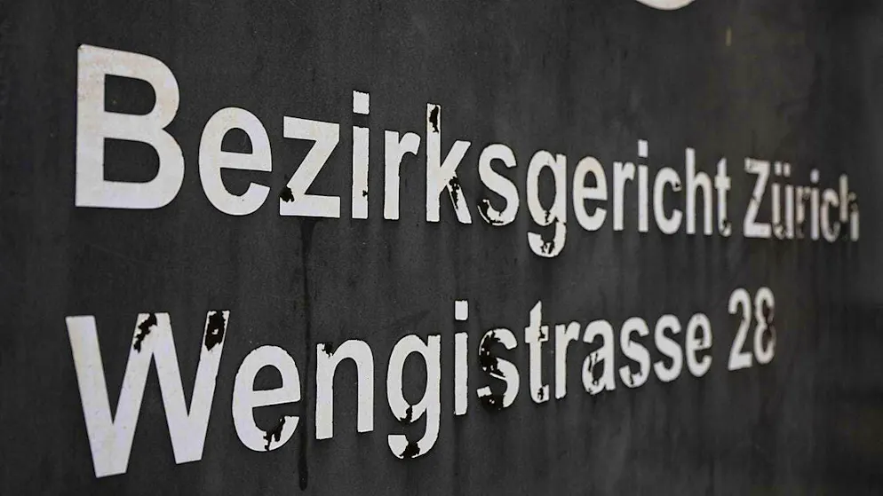 Five police officers stood before the Zurich District Court on Thursday. (archive picture)