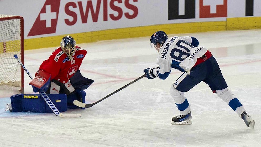 A "Langnauer" of all people: Saku Maenalanen of the SCL Tigers beats Sandro Aeschlimann for the first Finnish goal in a penalty shootout