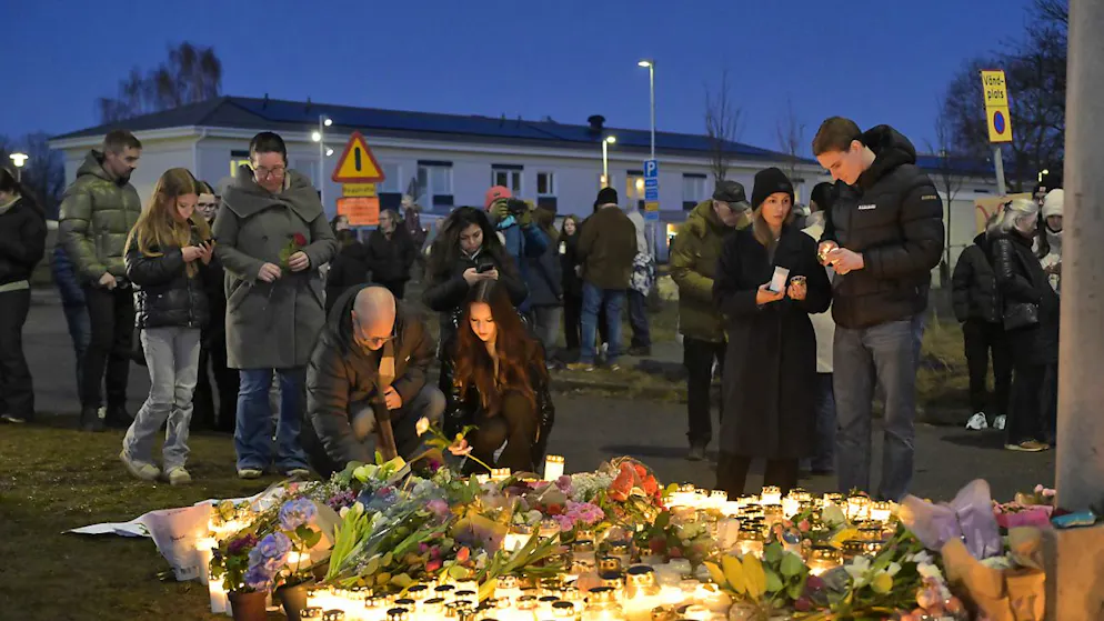 Des personnes en deuil se rassemblent pour déposer des fleurs et des bougies devant l'école Risbergska à Örebro en Suède le lendemain de la fusillade, qui a coûté la vie à 11 personnes mercredi. (archives)
