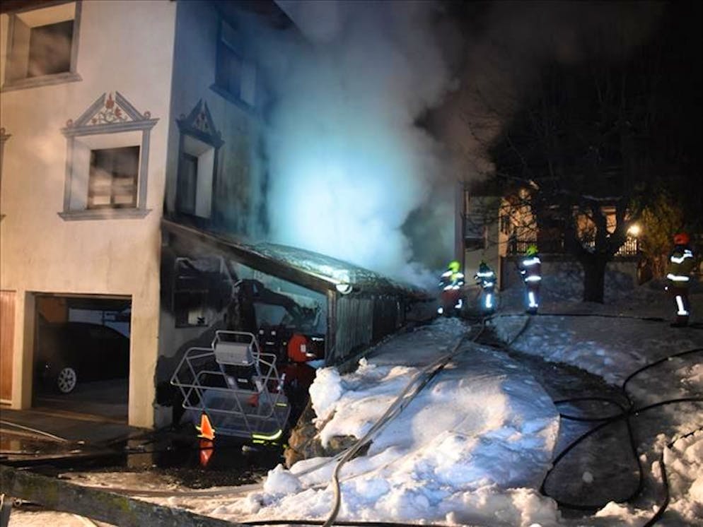 Il veicolo e la tettoia bruciate